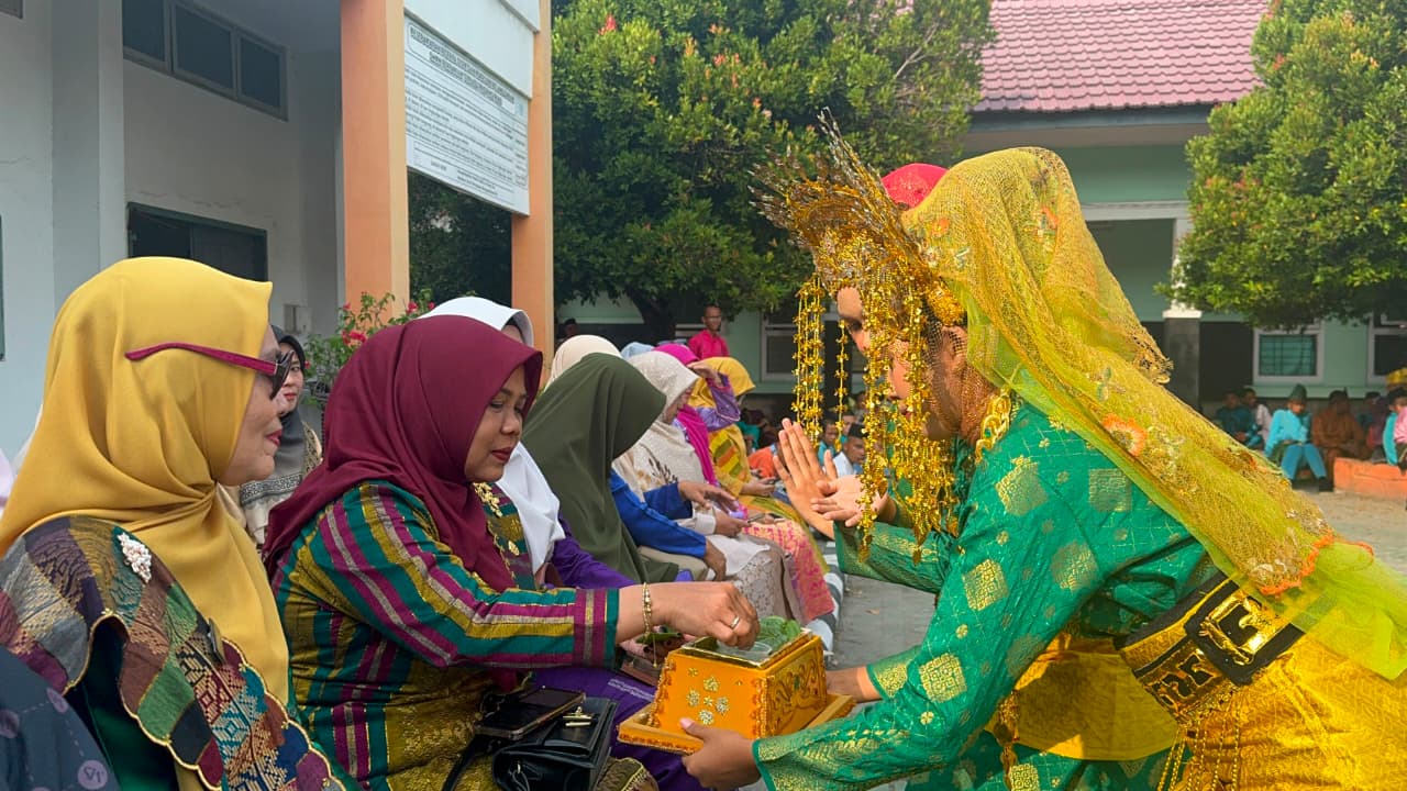 Berbalut Busana Melayu, SMKN Pertanian Terpadu Pekanbaru Peringati HUT Riau ke-69 dan HUT Sekolah ke-21