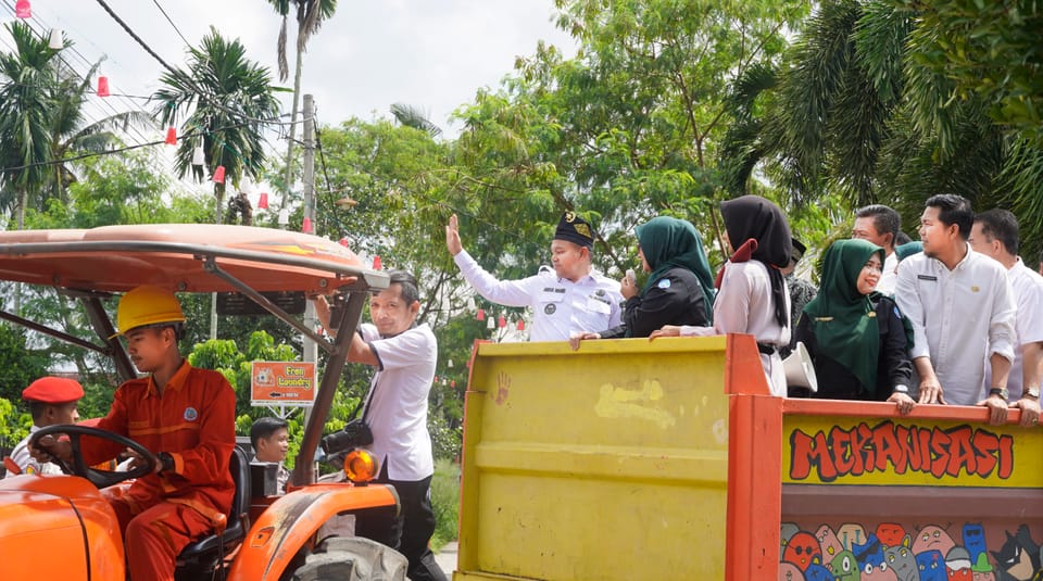 Gubernur Riau berkeliling SMK Negeri Pertanian Terpadu Pekanbaru dalam rangka Kunjungan Eduwisata Pertanian